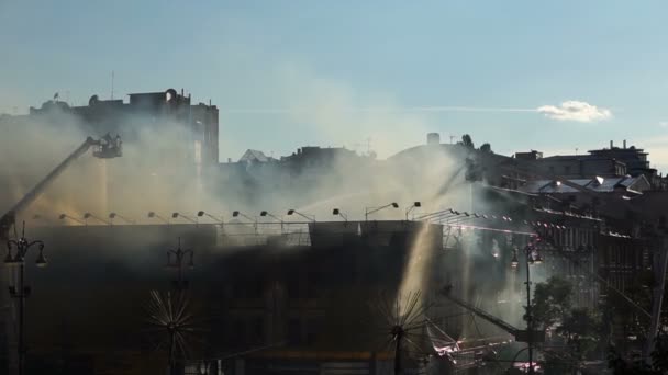 Feu dans le centre de Kiev. La fumée noire remplissait la rue. Kiev, Ukraine — Video