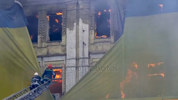 Kiev, Ucraina, 20 giugno 2017: i vigili del fuoco spengono un edificio in via Khreshchatyk. Bruciato inattivo negozio di alimentari centrale — Video Stock