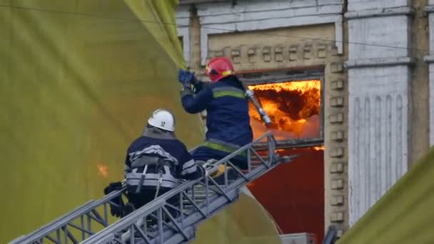 Kiev, Ucrania, 20 de junio de 2017: Los bomberos extinguen un edificio en la calle Khreshchatyk. Tienda central de comestibles inactiva quemada — Vídeos de Stock