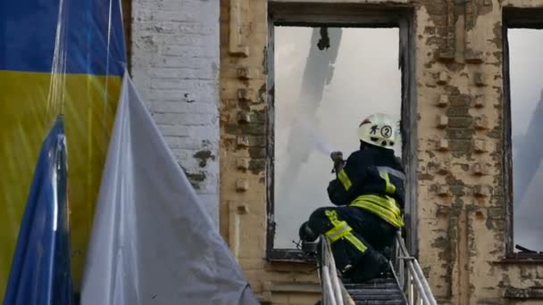 Kiew, Ukraine, 20. Juni 2017: Feuerwehrleute löschen ein Gebäude in der Chreschtschatyk-Straße. Leerstehendes zentrales Lebensmittelgeschäft abgebrannt — Stockvideo
