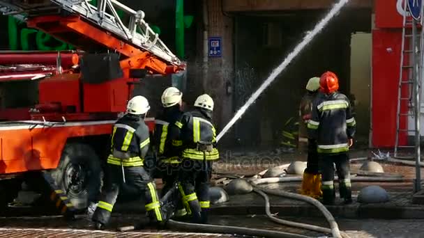 Kiev, Ucraina, 20 giugno 2017: i vigili del fuoco spengono un edificio in via Khreshchatyk. Bruciato inattivo negozio di alimentari centrale — Video Stock
