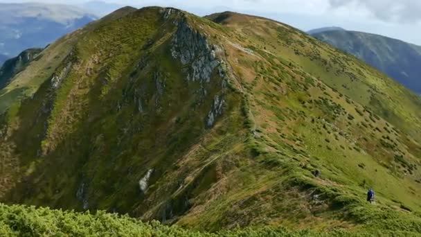 Twee onbekende mannen lopen het pad naar de bergen in Tatra, Slowakije — Stockvideo