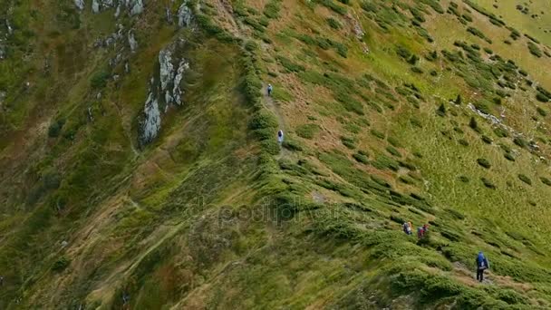 Två okända män gå vägen till bergen i Tatrabergen, Slovakien — Stockvideo