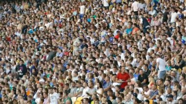 Kiev, Ukrayna, Temmuz 2017: Büyük bir grup bir spor stadyumunun kürsüsünde oturuyorlar.