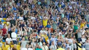 Kiev, Ukrayna, Temmuz 2017: Stadyumda oynanan gol sonrası seyirci futbol maçı. Premier Lig