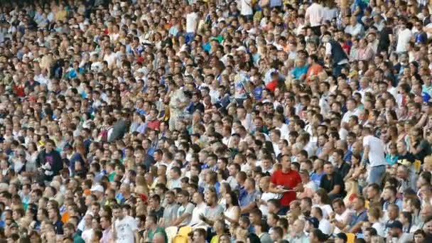 Κίεβο, Ουκρανία, Ιούλιος 2017: Μια μεγάλη ομάδα ανθρώπων κάθονται στο βήμα ενός αθλητικού σταδίου κατά τη διάρκεια ενός αγώνα — Αρχείο Βίντεο