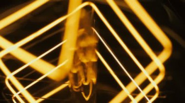 Edison ampul siyah bir arka plan. Bunları yakın çekim spiral