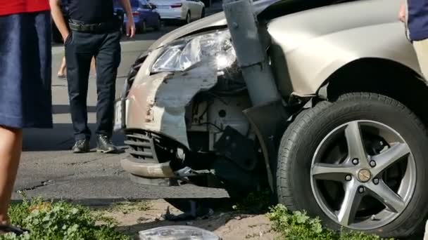Auto-ongeluk. De auto crashte in een pijler. Close-up — Stockvideo