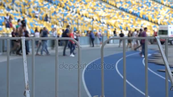 Banco assento relógio no estádio de futebol — Vídeo de Stock