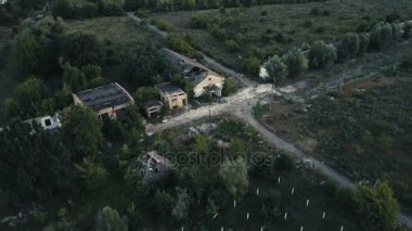 Ağaçları arasında eski yıkılan binalar. Hava