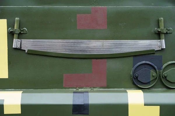 As ferramentas são fixadas no corpo da máquina militar. Contexto. Close-up — Fotografia de Stock