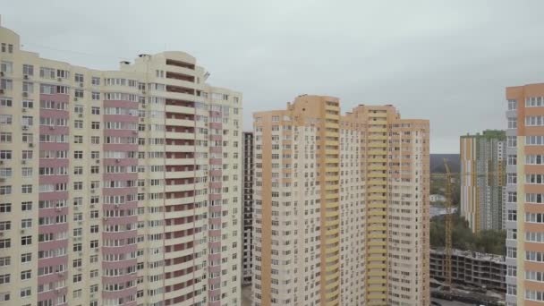 Letecký pohled. Komplex nových výškových bytových domů ve městě. Kamera se pohybuje vpravo — Stock video