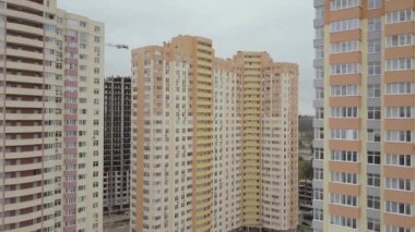 Havadan görünümü. Şehrin yeni yüksek katlı apartmanlar bir kompleks. Kamerayı aşağı gider