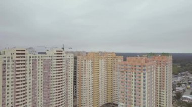 Havadan görünümü. Şehrin yeni yüksek katlı apartmanlar bir kompleks. Kamera evlerin uçar