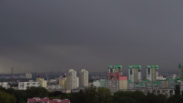 Kiev, Ukrayna, Eylül 2017: Fırtına şehri. Yere dört yıldırım — Stok video
