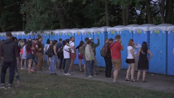 Kiew, Ukraine, Juni 2017: Menschen stehen in der Nähe von Biotoiletten, die im Veranstaltungsort des Musikfestivals installiert sind — Stockvideo
