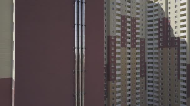 Vue aérienne. Un complexe de nouveaux immeubles d'appartements de grande hauteur dans la ville. Sur le mur de la maison tuyaux pour le dessin — Video