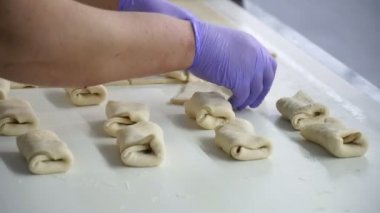 Kadınlar rulo üzerinde bir fırın Konveyör bant üzerinde olun. Eller yakın çekim