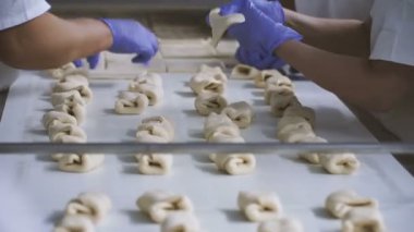 Kadınlar rulo üzerinde bir fırın Konveyör bant üzerinde olun. Eller yakın çekim