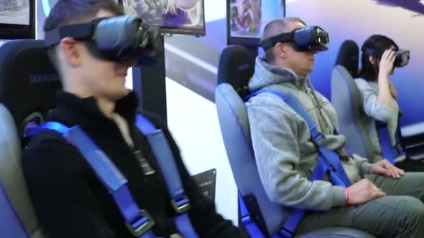 Kiev, Ucrânia, 7 de outubro de 2017: Pessoas em óculos de realidade virtual estão experimentando um simulador de carro na exposição eletrônica CEE 2017 — Vídeo de Stock