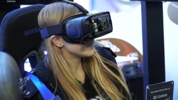 Kiev, Ucrania, 7 de octubre de 2017: Una chica con gafas de realidad virtual está experimentando un simulador de coche en la exposición electrónica CEE 2017 — Vídeo de stock