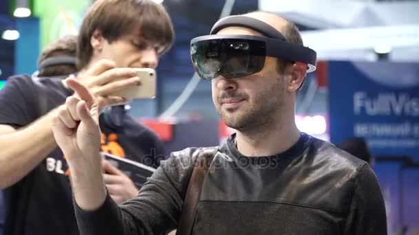 Kiev, Ucrânia, 7 de outubro de 2017: Um homem usando óculos realidade virtual escolhe mercadorias em uma loja virtual na CEE de exposição eletrônica em 2017 — Vídeo de Stock