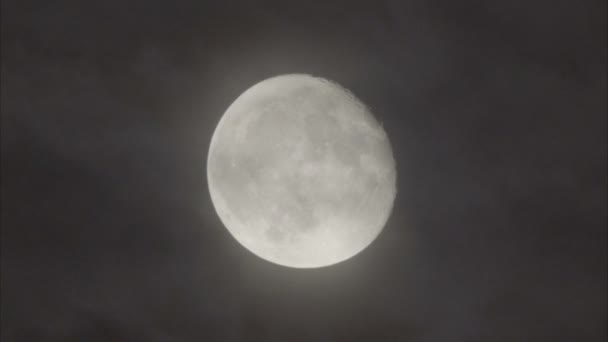 La lune dans le ciel nuageux. Gros plan 