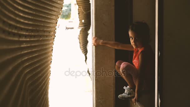 ホムス、シリア、2013 年 9 月。ホムスの街の地区で破壊された家の中でプレイの少女。ホムスの街のいくつかの領域がシリア軍と反政府勢力間の戦闘シーン — ストック動画