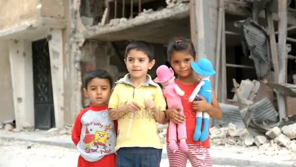 Homs, Syrie, septembre 2013. Les enfants jouent parmi la maison détruite dans un quartier de la ville de Homs. Plusieurs quartiers de la ville de Homs ont été le théâtre de combats entre l'armée syrienne et les rebelles — Video