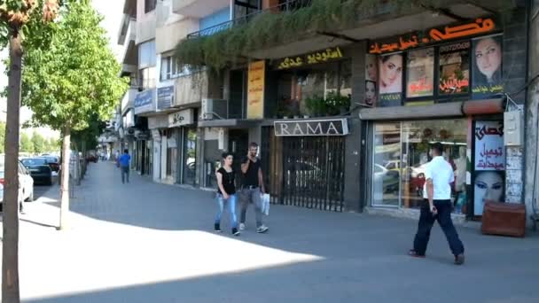 Homs, Syria, September 2013: Vreedzaam leven in Homs. Het gebied waarin er geen actieve militaire operaties waren. Mensen lopen in de buurt van etalages — Stockvideo