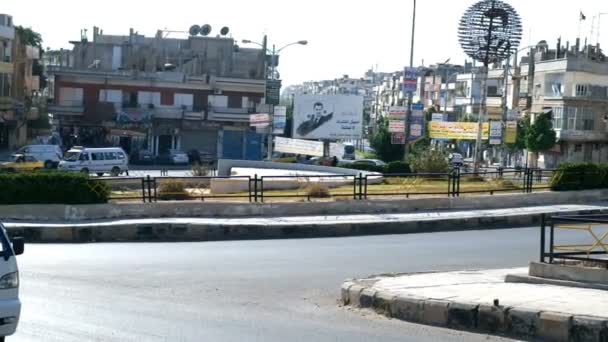 Homs, Szíria, 2013. szeptember: A forgalom az utcán Homs — Stock videók