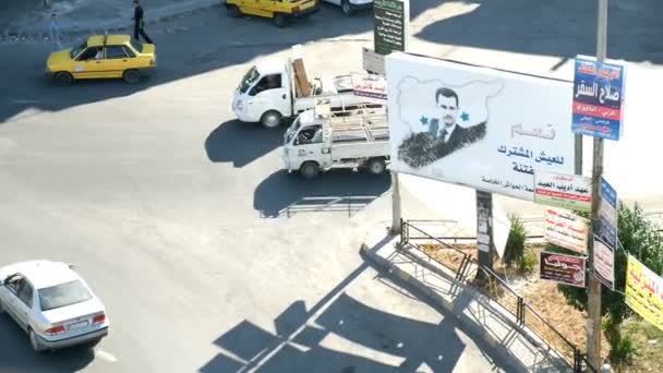 Homs, Sýrie, září 2013: Bigboard s portrétem Bašár Asad nainstalován na ulici v Homsu — Stock video