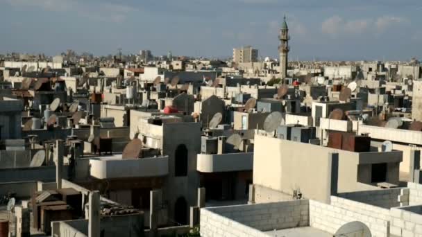 Хомс, Сирия, сентябрь 2013: Спутниковые антенны установлены на крышах жилых зданий в Хомсе — стоковое видео