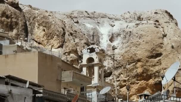 Maloula, Syrië, 18 September: De vernietigde christelijke kerk tijdens de gevechten in de stad van Maalula — Stockvideo