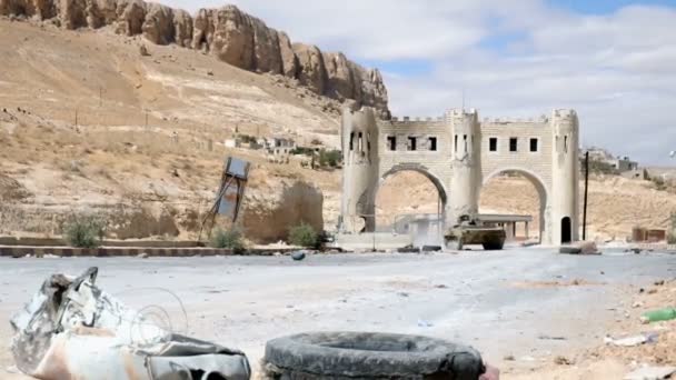 Maloula, Suriye, 18 Eylül: üzerinde 18 Eylül 2013 Maloula, Suriye Suriye İç Savaşı sırasında Suriye Ulusal Ordusu Maloula kasabanın girişine yakın araç mücadele Piyade — Stok video