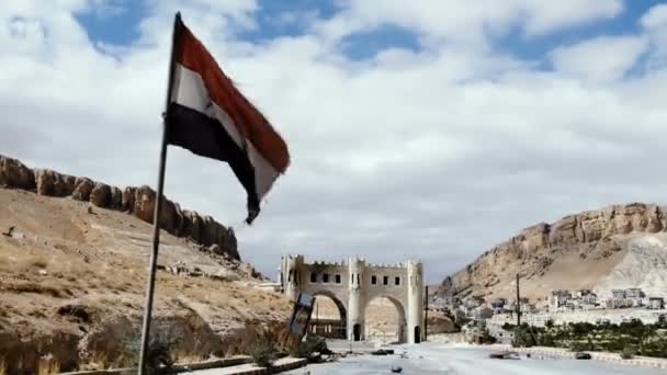 Aramejštinou, Sýrie, září 2013: syrské příznak nastaven před vstupem do města aramejštinou — Stock video