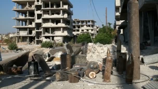 Damašek, Sýrie, září 2013: Nalezen vojáky syrské armády po osvobození na předměstí Damašku od rebelové podomácku vyrobenými bombami — Stock video