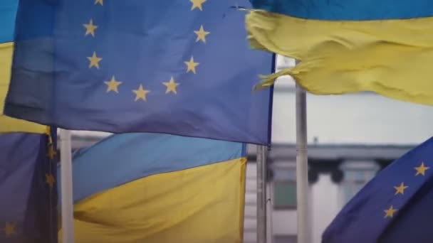 Σημαίες της Ευρωπαϊκής Ένωσης και της Ουκρανίας ακούγονται στον αέρα. Αργή κίνηση. Γκρο πλαν — Αρχείο Βίντεο