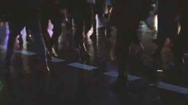 Yayalar Zebra hareketi. Şehir sokak. Sonbahar yağışlı akşamlar. Bacaklar yakın çekim