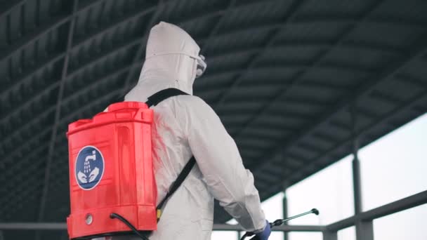 Homem Equipamento Protecção Desinfecta Com Pulverizador Cidade Tratamento Superfície Devido — Vídeo de Stock