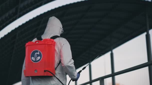 Ein Mann Schutzausrüstung Desinfiziert Sich Der Stadt Mit Einem Sprayer — Stockvideo
