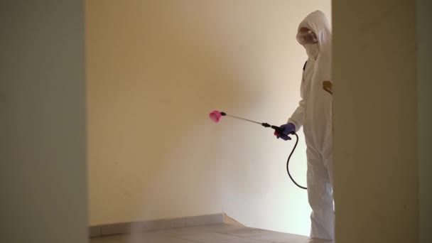 Hombre Equipo Protección Desinfecta Con Spray Edificio Tratamiento Superficial Debido — Vídeo de stock