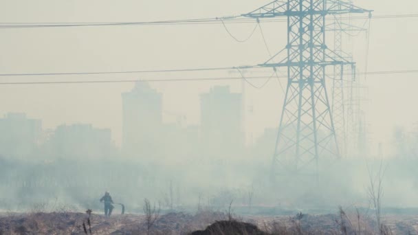 Fuego Forestal Con Humo Cerca Ciudad Hierba Ardiente Entre Los — Vídeos de Stock