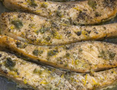 Mercanköşk ile ızgara somon