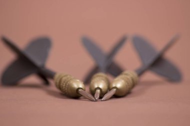 Üç çivili siyah ok