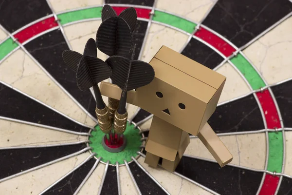 Dart ve dart tahtası ile Danbo