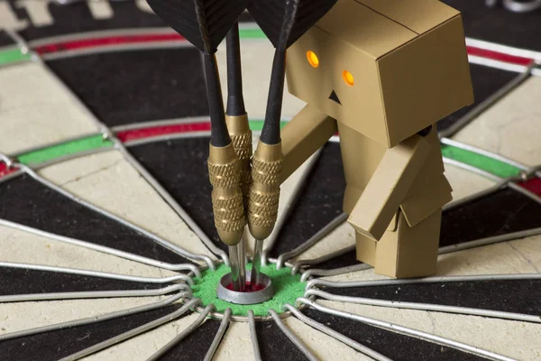 Dart ve dart tahtası ile Danbo
