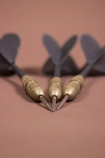 Üç çivili siyah ok