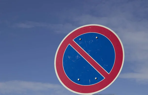 Verkehrsschild mit blauem Himmel — Stockfoto