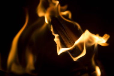 Şöminede yangın var.